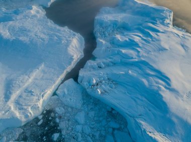 Buzdağları, iklim değişikliği ve Küresel Isınma 'ya hava görüntüsü yolluyor. Ilulissat, Grönland 'daki buzdağının eriyen buzulları. Unesco Dünya Mirası Alanındaki Kuzey Kutbu buz tabakası