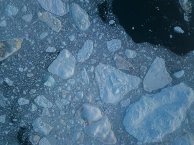 Buzdağları, iklim değişikliği ve Küresel Isınma 'ya hava görüntüsü yolluyor. Ilulissat, Grönland 'daki buzdağının eriyen buzulları. Unesco Dünya Mirası Alanındaki Kuzey Kutbu buz tabakası