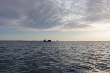  polar yaz gece yarısı güneş sezonunda Disko Körfezi buzul yüzen buzdağları arasında seyir yelkenli. Ilulissat, Grönland. Antarktika denizinde buzdağı ile sefer gemisi