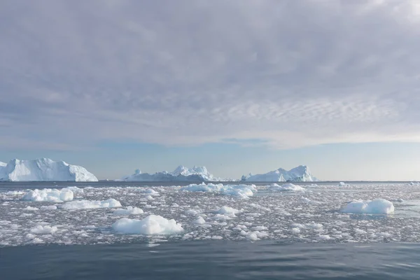 グリーンランドや南極の自然と風景 氷の間で船に乗る 地球温暖化の現象を研究し 異常な形と色の氷山美しい晴れと曇りの日 — ストック写真