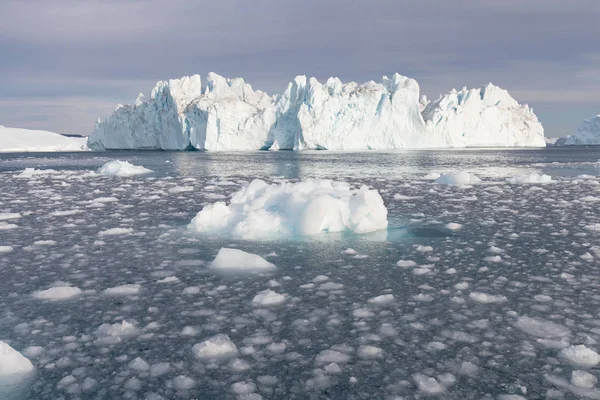 グリーンランドや南極の自然と風景 氷の間で船に乗る 地球温暖化の現象を研究し 異常な形と色の氷山美しい晴れと曇りの日 — ストック写真