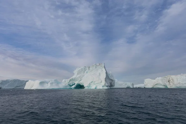 グリーンランドや南極の自然と風景 氷の間で船に乗る 地球温暖化の現象を研究し 異常な形と色の氷山美しい晴れと曇りの日 — ストック写真