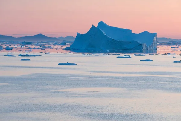 Arctische Natuur Landschap Met Ijsbergen Groenland Icefjord Met Middernachtzon Zonsondergang — Stockfoto