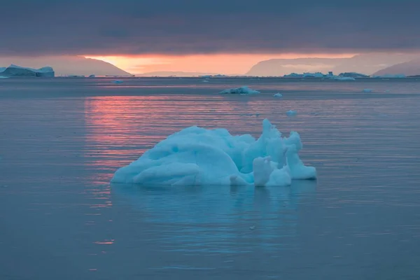 Арктический Природный Ландшафт Айсбергами Гренландском Леднике Полуночным Закатом Восходом Солнца — стоковое фото