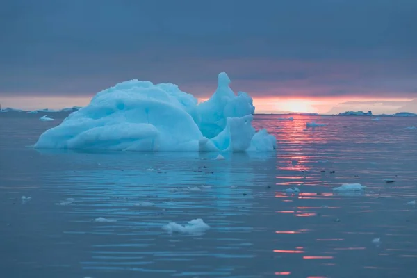 Arktische Naturlandschaft Mit Eisbergen Grönländischen Eisfjord Mit Mitternachtssonne Sonnenuntergang Sonnenaufgang — Stockfoto