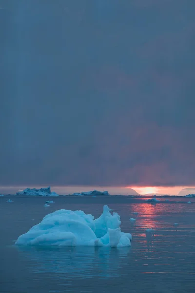 Arktische Naturlandschaft Mit Eisbergen Grönländischen Eisfjord Mit Mitternachtssonne Sonnenuntergang Sonnenaufgang — Stockfoto