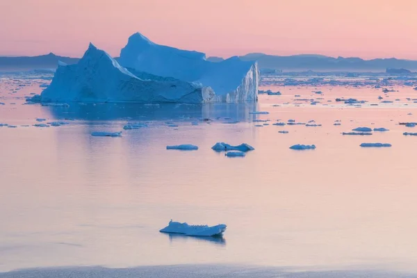 地平線に真夜中の日没 日の出とグリーンランドアイスフィヨルドの氷山と北極の自然の風景 真夜中の季節の早朝の夏のアルペングロー イリッサット 西グリーンランド — ストック写真
