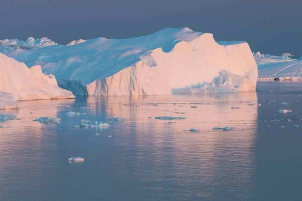 北极自然景观与冰山在格陵兰冰峡湾与午夜日落 日出在地平线上 清晨的夏日 在午夜的季节 伊卢利萨特 西格陵兰 — 图库照片