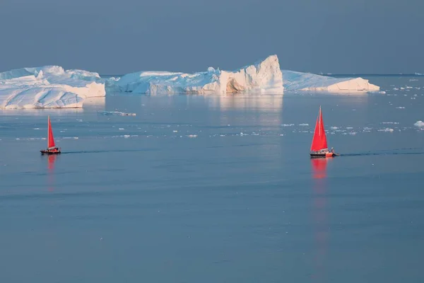 Little Red Vitorlás Cirkáló Között Úszó Jéghegyek Disko Bay Gleccser — Stock Fotó