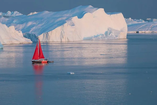 Pequeño Velero Rojo Navegando Entre Icebergs Flotantes Glaciar Disko Bay —  Fotos de Stock