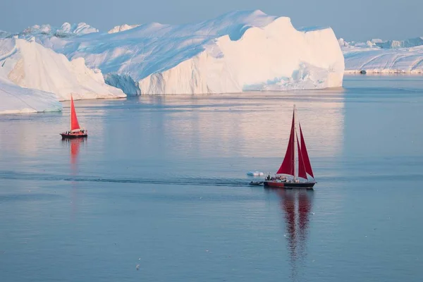 Pequenos Veleiros Vermelhos Cruzando Entre Icebergs Flutuantes Geleira Disko Bay — Fotografia de Stock