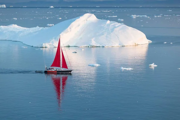 Pequeño Velero Rojo Navegando Entre Icebergs Flotantes Glaciar Disko Bay — Foto de Stock