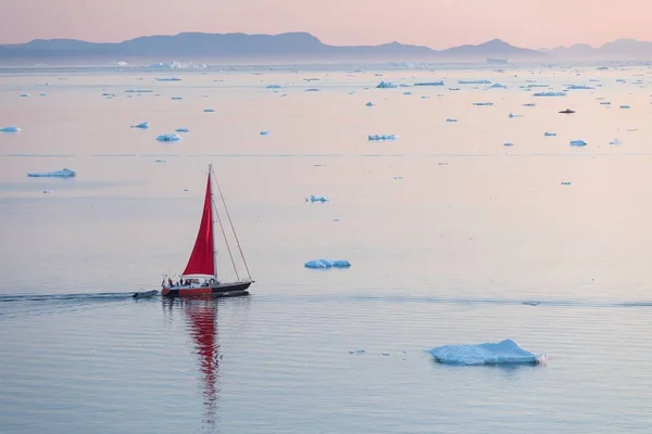 Pequeno Veleiro Vermelho Cruzando Entre Icebergs Flutuantes Geleira Disko Bay — Fotografia de Stock
