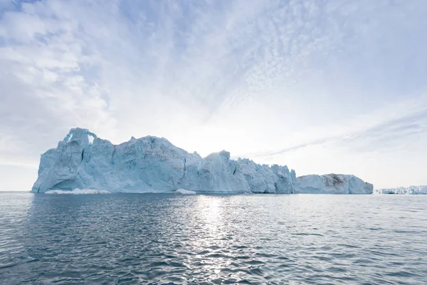 グリーンランドや南極の自然と風景 氷の間で船に乗る 地球温暖化の現象を研究し 異常な形と色の氷山美しい晴れと曇りの日 — ストック写真