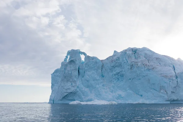グリーンランドや南極の自然と風景 氷の間で船に乗る 地球温暖化の現象を研究し 異常な形と色の氷山美しい晴れと曇りの日 — ストック写真