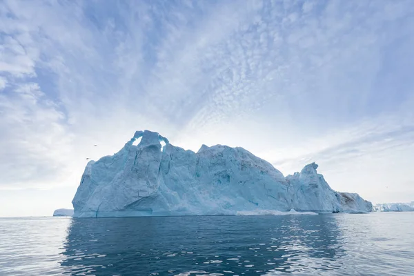 格陵兰岛或南极洲的自然和景观 在船上的冰中旅行 研究全球变暖现象 冰和冰山的异常形式和颜色 美丽的晴天和多云天 — 图库照片