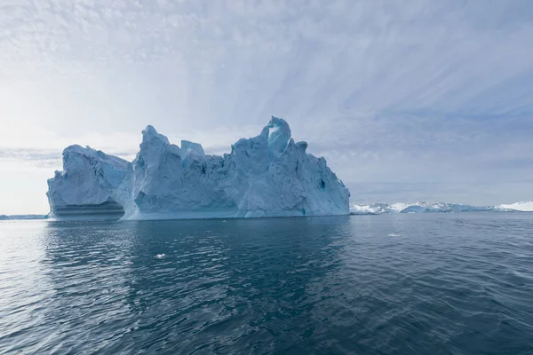 グリーンランドや南極の自然と風景 氷の間で船に乗る 地球温暖化の現象を研究し 異常な形と色の氷山美しい晴れと曇りの日 — ストック写真