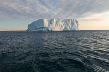 Grönland ya da Antarktika 'nın doğa ve manzaraları. Gemide buzların arasında seyahat et. Küresel ısınma fenomeni üzerinde çalışmak alışılmadık formlar ve renkler içeren buzdağları gemide güzel bir gece yarısı güneşi 