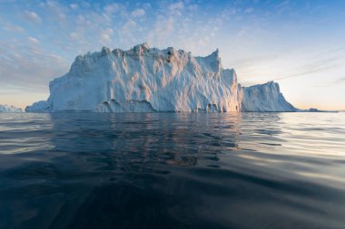 Batı Grönland 'daki Disko Körfezi' nde farklı şekillerde devasa buzdağları var. Kaynağı Jakobshavn buzulu. Bu küresel ısınma olgusunun ve buzların erimesinin bir sonucudur. 