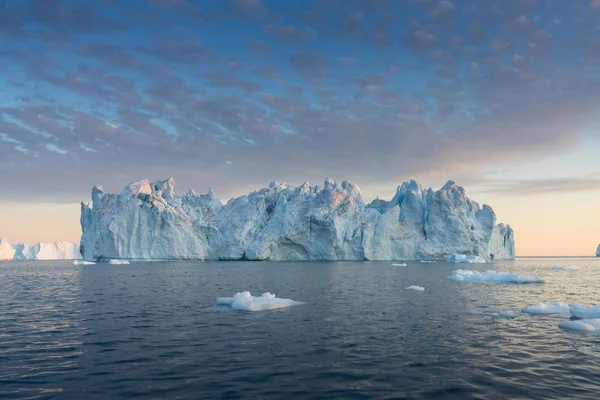 グリーンランドや南極の自然や風景 氷の間で船の旅 地球温暖化現象の研究異常な形と色の氷と氷山船に乗って美しい真夜中の太陽 — ストック写真