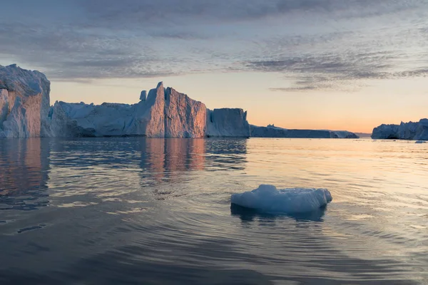 グリーンランドや南極の自然や風景 氷の間で船の旅 地球温暖化現象の研究異常な形と色の氷と氷山船に乗って美しい真夜中の太陽 — ストック写真