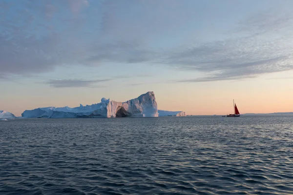 Buzdağları Arasında Küçük Bir Tekne Gece Yarısı Güneşilulissat Sırasında Disko — Stok fotoğraf