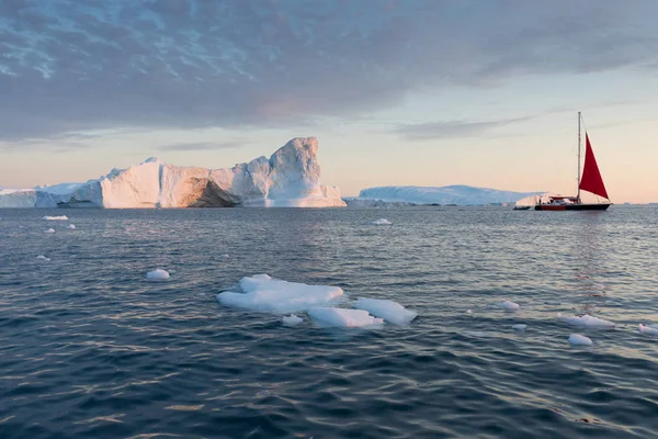 Pequeño Barco Entre Icebergs Velero Navegando Entre Icebergs Flotantes Glaciar —  Fotos de Stock