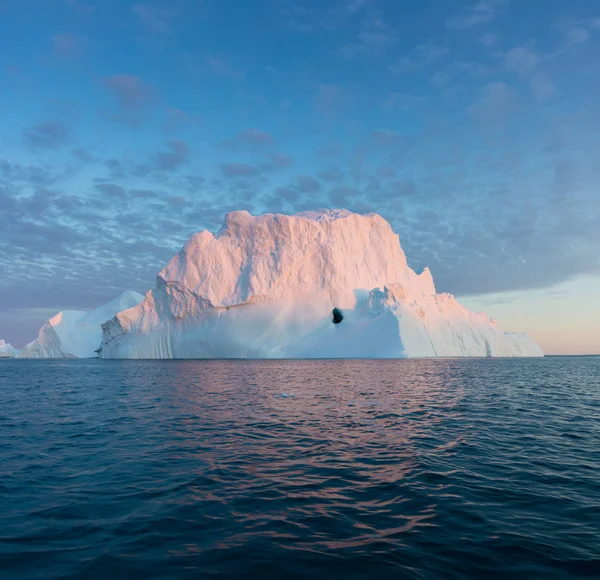 格陵兰或南极洲的自然和地貌 在冰上航行 研究全球暖化现象 研究形状和颜色不同寻常的冰山在船上美丽的午夜阳光 — 图库照片