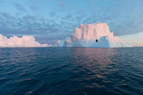 格陵兰或南极洲的自然和地貌 在冰上航行 研究全球暖化现象 研究形状和颜色不同寻常的冰山在船上美丽的午夜阳光 — 图库照片