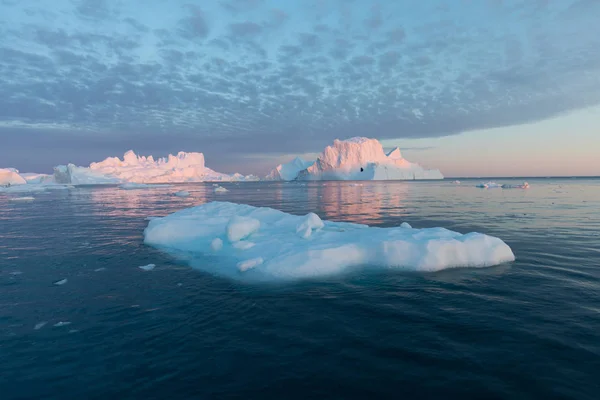 グリーンランドや南極の自然や風景 氷の間で船の旅 地球温暖化現象の研究異常な形と色の氷と氷山船に乗って美しい真夜中の太陽 — ストック写真