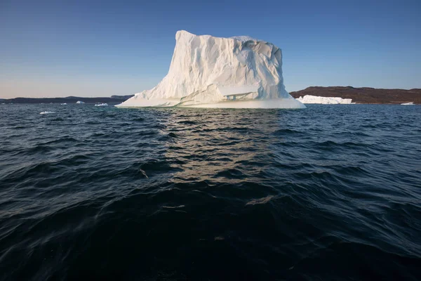 그린란드나 남극의 사이로 여행하라 현상에 형태와 색상의 아름다운 태양의 빙산에 — 스톡 사진