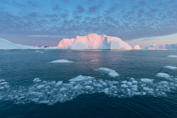 グリーンランドや南極の自然や風景 氷の間で船の旅 地球温暖化現象の研究異常な形と色の氷と氷山船に乗って美しい真夜中の太陽 — ストック写真