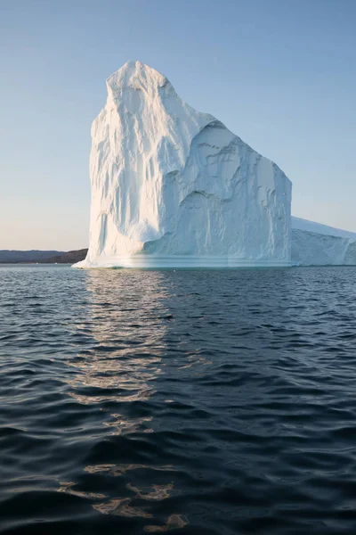 グリーンランドや南極の自然や風景 氷の間で船の旅 地球温暖化現象の研究異常な形と色の氷と氷山船に乗って美しい真夜中の太陽 — ストック写真