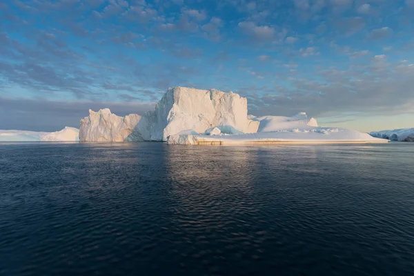 Hatalmas Jéghegyek Különböző Formákban Disko Bay Ben Nyugat Grönlandon Forrásuk — Stock Fotó