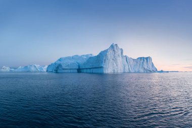 Batı Grönland 'daki Disko Körfezi' nde farklı şekillerde devasa buzdağları var. Kaynağı Jakobshavn buzulu. Bu küresel ısınma olgusunun ve buzların erimesinin bir sonucudur. 