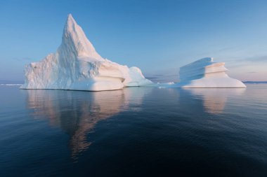 Batı Grönland 'daki Disko Körfezi' nde farklı şekillerde devasa buzdağları var. Kaynağı Jakobshavn buzulu. Bu küresel ısınma olgusunun ve buzların erimesinin bir sonucudur. 