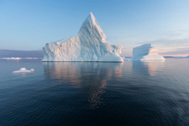Batı Grönland 'daki Disko Körfezi' nde farklı şekillerde devasa buzdağları var. Kaynağı Jakobshavn buzulu. Bu küresel ısınma olgusunun ve buzların erimesinin bir sonucudur. 