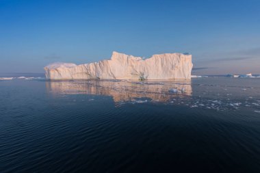 Batı Grönland 'daki Disko Körfezi' nde farklı şekillerde devasa buzdağları var. Kaynağı Jakobshavn buzulu. Bu küresel ısınma olgusunun ve buzların erimesinin bir sonucudur. 