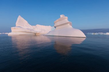 Batı Grönland 'daki Disko Körfezi' nde farklı şekillerde devasa buzdağları var. Kaynağı Jakobshavn buzulu. Bu küresel ısınma olgusunun ve buzların erimesinin bir sonucudur. 