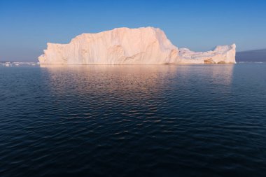 Batı Grönland 'daki Disko Körfezi' nde farklı şekillerde devasa buzdağları var. Kaynağı Jakobshavn buzulu. Bu küresel ısınma olgusunun ve buzların erimesinin bir sonucudur. 