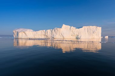 Batı Grönland 'daki Disko Körfezi' nde farklı şekillerde devasa buzdağları var. Kaynağı Jakobshavn buzulu. Bu küresel ısınma olgusunun ve buzların erimesinin bir sonucudur. 