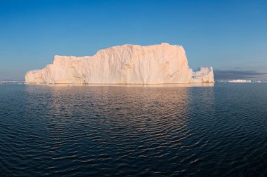 Batı Grönland 'daki Disko Körfezi' nde farklı şekillerde devasa buzdağları var. Kaynağı Jakobshavn buzulu. Bu küresel ısınma olgusunun ve buzların erimesinin bir sonucudur. 