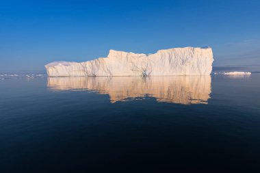 Batı Grönland 'daki Disko Körfezi' nde farklı şekillerde devasa buzdağları var. Kaynağı Jakobshavn buzulu. Bu küresel ısınma olgusunun ve buzların erimesinin bir sonucudur. 