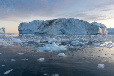 Batı Grönland 'daki Disko Körfezi' nde farklı şekillerde devasa buzdağları var. Kaynağı Jakobshavn buzulu. Bu küresel ısınma olgusunun ve buzların erimesinin bir sonucudur. 