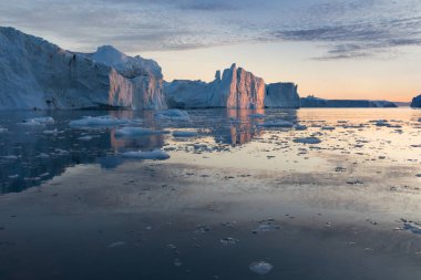 Batı Grönland 'daki Disko Körfezi' nde farklı şekillerde devasa buzdağları var. Kaynağı Jakobshavn buzulu. Bu küresel ısınma olgusunun ve buzların erimesinin bir sonucudur. 
