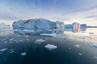 Batı Grönland 'daki Disko Körfezi' nde farklı şekillerde devasa buzdağları var. Kaynağı Jakobshavn buzulu. Bu küresel ısınma olgusunun ve buzların erimesinin bir sonucudur. 