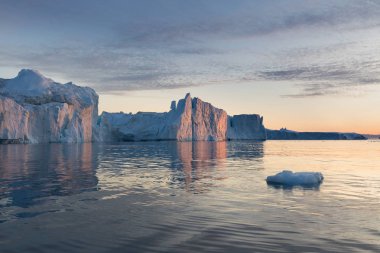 Batı Grönland 'daki Disko Körfezi' nde farklı şekillerde devasa buzdağları var. Kaynağı Jakobshavn buzulu. Bu küresel ısınma olgusunun ve buzların erimesinin bir sonucudur. 