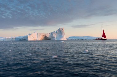Batı Grönland 'daki Disko Körfezi' nde farklı şekillerde devasa buzdağları var. Kaynağı Jakobshavn buzulu. Bu küresel ısınma olgusunun ve buzların erimesinin bir sonucudur. 