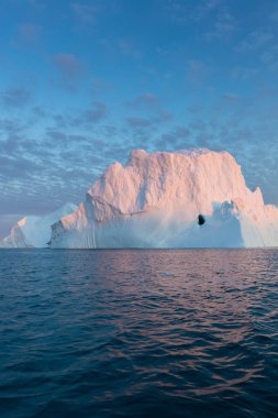 Batı Grönland 'daki Disko Körfezi' nde farklı şekillerde devasa buzdağları var. Kaynağı Jakobshavn buzulu. Bu küresel ısınma olgusunun ve buzların erimesinin bir sonucudur. 