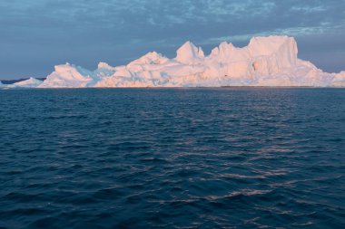 Batı Grönland 'daki Disko Körfezi' nde farklı şekillerde devasa buzdağları var. Kaynağı Jakobshavn buzulu. Bu küresel ısınma olgusunun ve buzların erimesinin bir sonucudur. 
